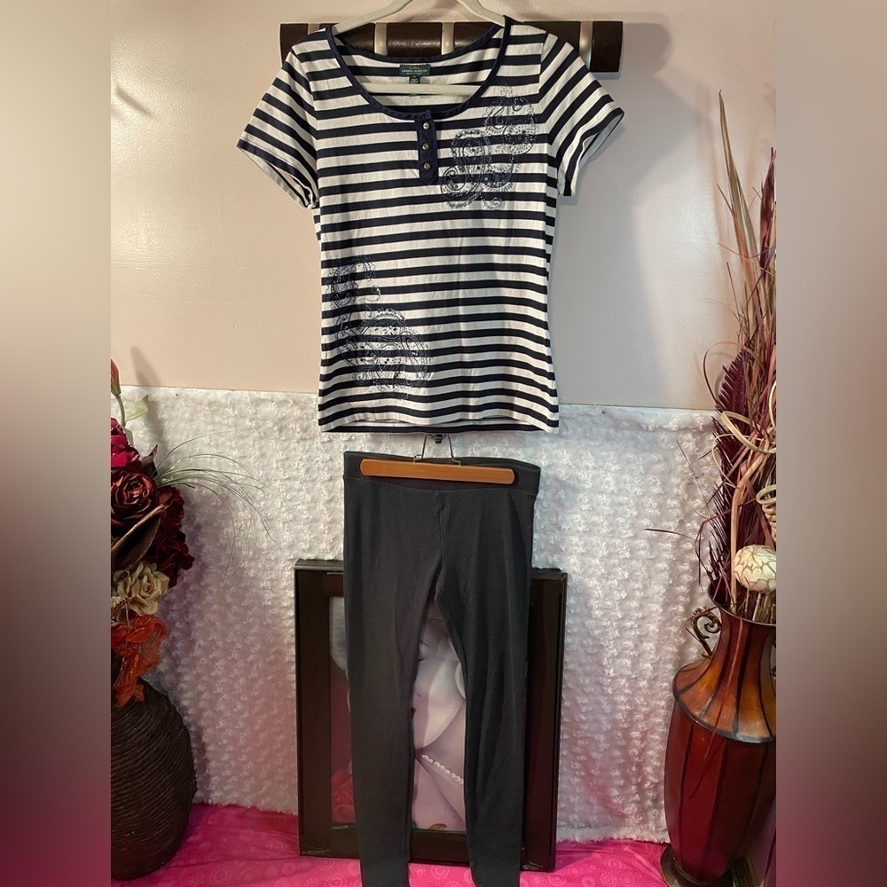 NWOT LAUREN JAMES SIZE M GRAPHIC TEE SS STRIPPED NAVY BLUE AND BLACK M LEGGINGS